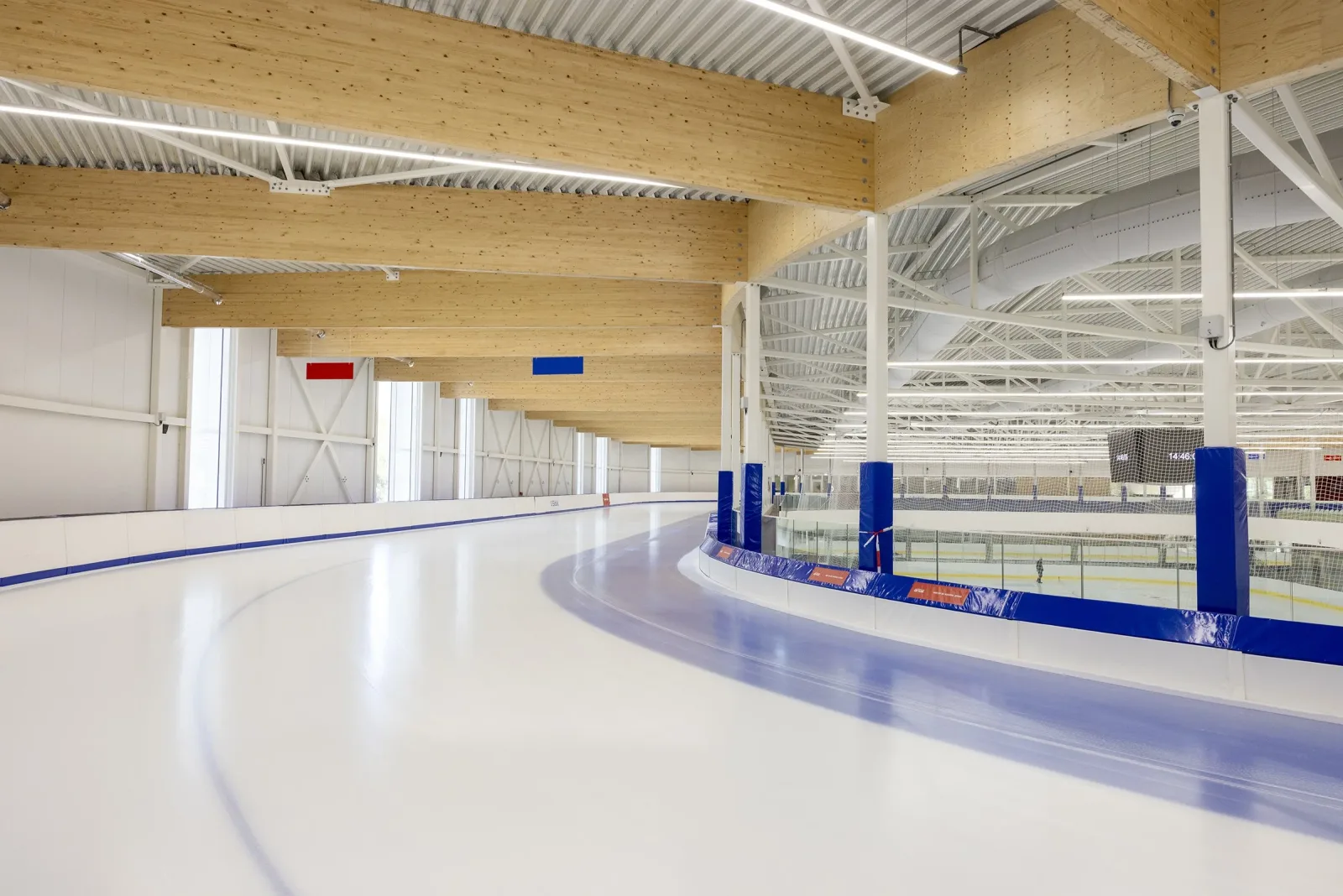 De 250 m schaatsbaan in de ijshal van De Vliet