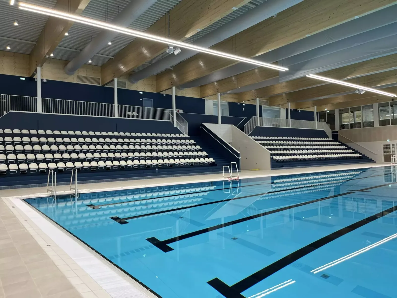 Het binnenbad van De Vliet met wedstrijdbanen en tribune